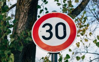 Verkehrsschild Geschwindigkeit begrenzt auf 30 km/h