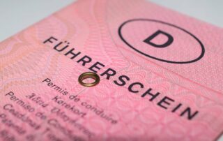 Nahaufnahme alter rosafarbener Führerschein Deutschland